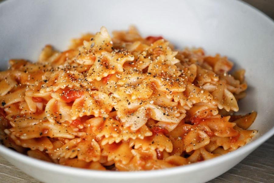 Νόστιμα φιογκάκια με σάλτσα ντομάτας και φρεσκοτριμμένο πιπέρι