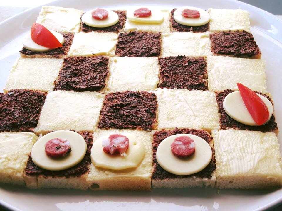 Αλμυρή "σκακιέρα" με πάστα ελιάς & μαγιονέζα! Ιδανική για τον μπουφέ & το παιδικό party!