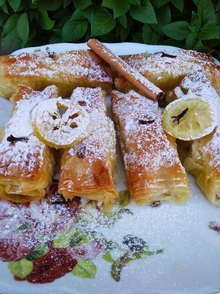 Νόστιμα μπουρεκάκια με γλυκιά μυζήθρα