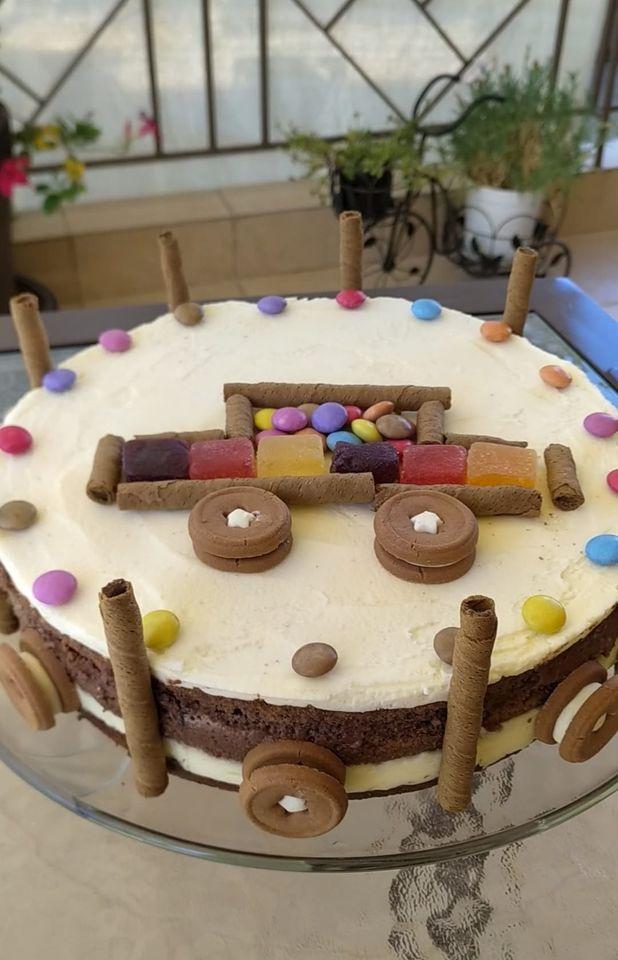 Παιδική τούρτα γενεθλίων με αυτοκίνητο φτιαγμένο από γλυκίσματα