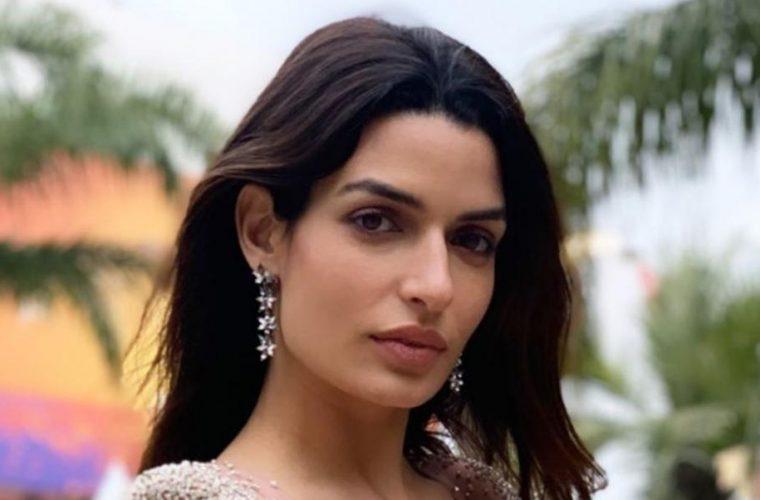 Η Τόνια Σωτηροπούλου έγινε κουμπάρα: Εκθαμβωτική εμφάνιση με υπέροχο και άκρως θηλυκό φόρεμα! (εικόνες)