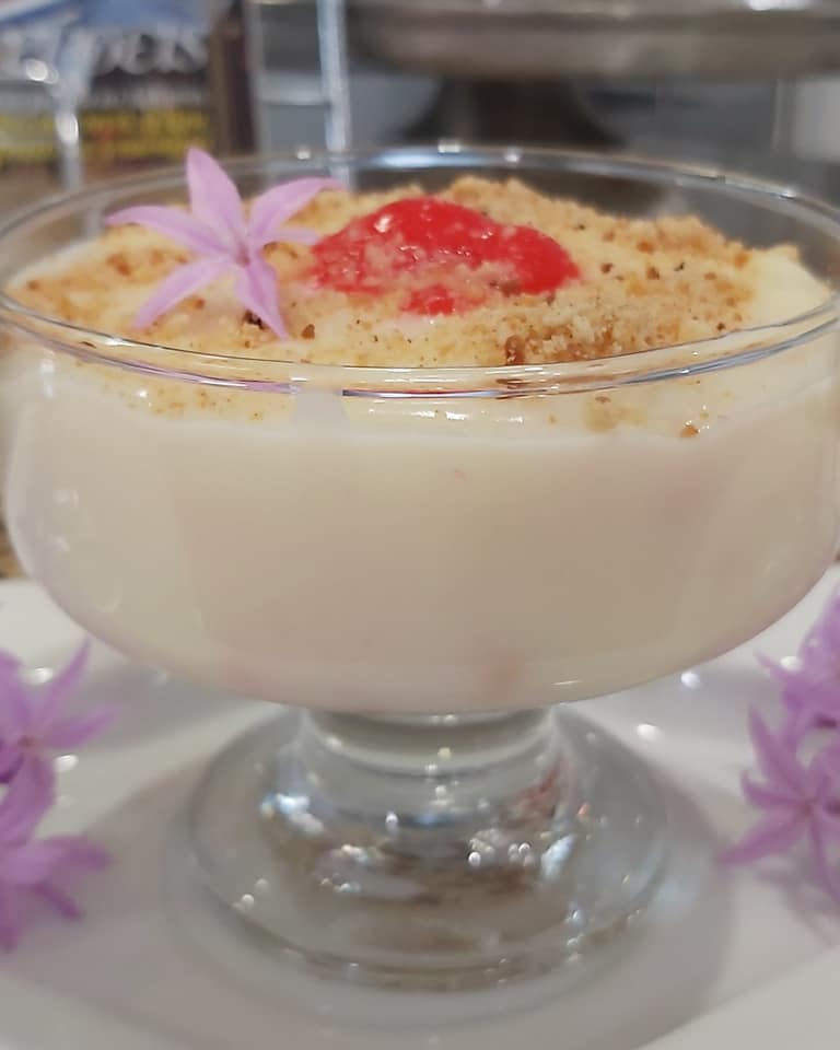 Συνταγή για Κρέμα βανίλιας με στέβια, μπισκότα & κομπόστα κεράσι