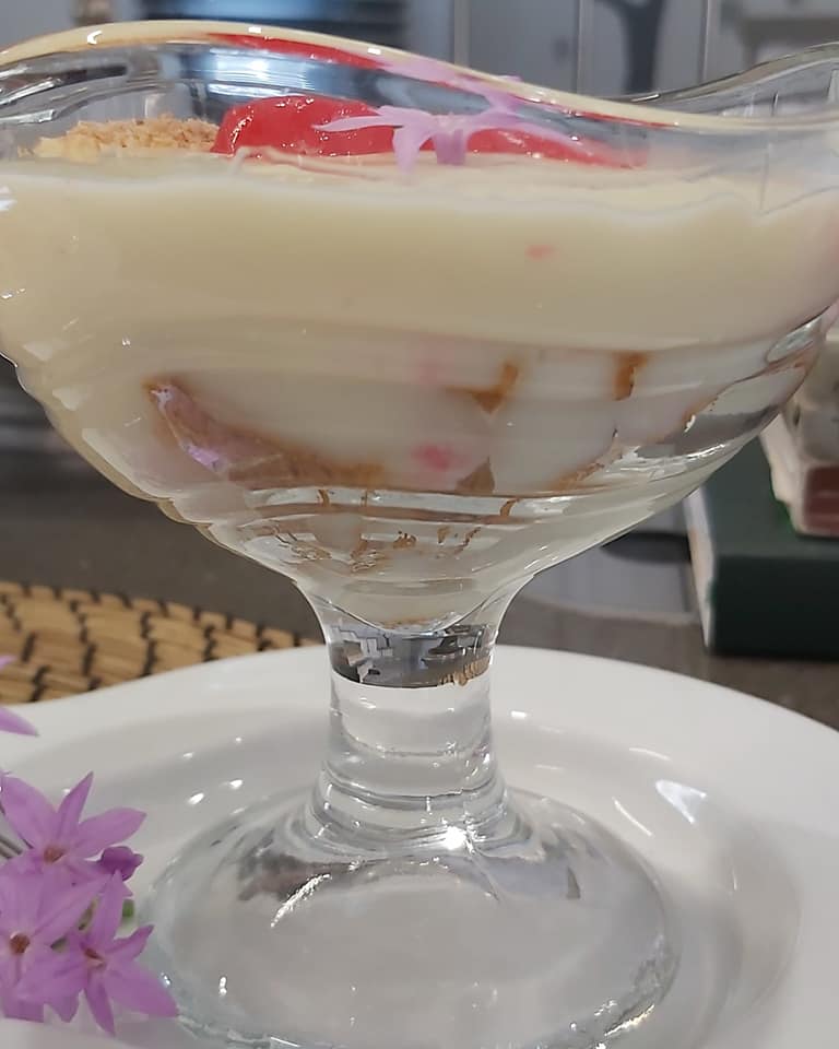 Συνταγή για Κρέμα βανίλιας με στέβια, μπισκότα & κομπόστα κεράσι