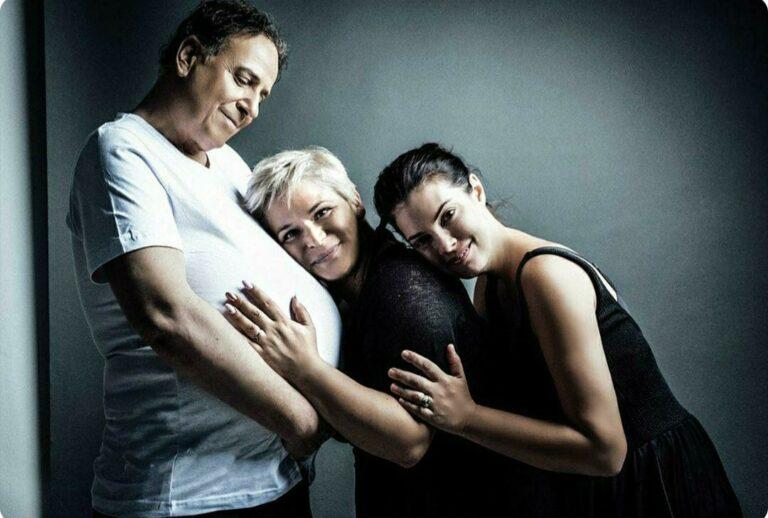 Ο Χάρης Ρώμας κάνει τη διαφορά και ποζάρει έγκυος