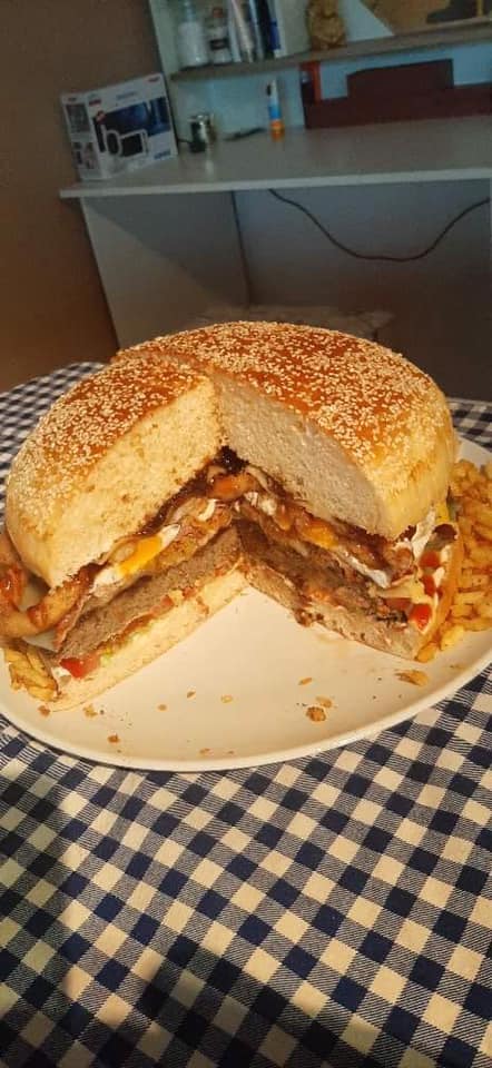 Τούρτα burger γενεθλίων γι' αυτούς που αγαπούν τα burger