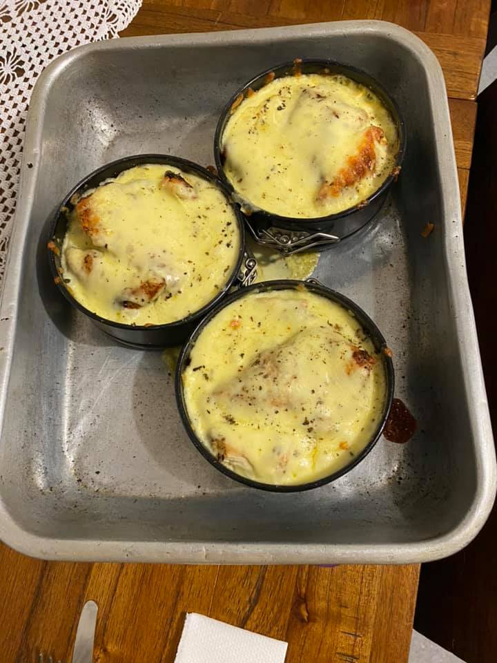 Ατομικά σνίτσελ κοτόπουλου σε φορμάκια με μοτσαρέλα και ρύζι άπλα πεντανόστιμα