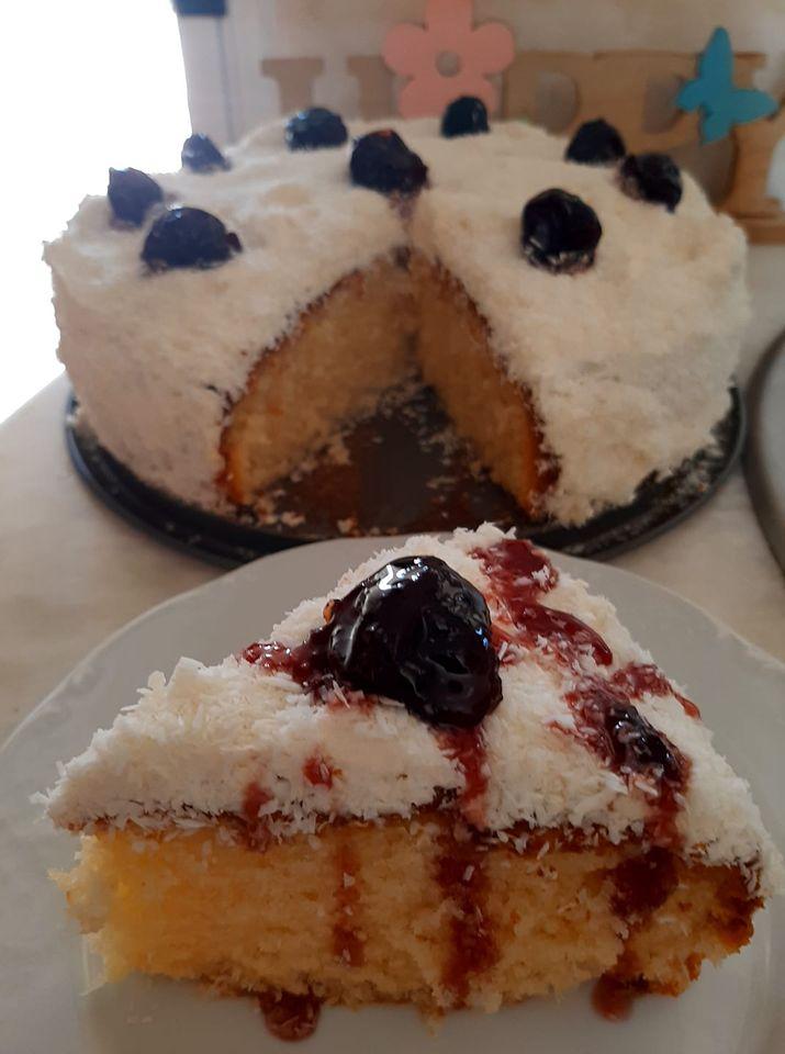 Υπέροχο κέικ ινδοκάρυδου με γλυκό του κουταλιού κεράσι από πάνω!