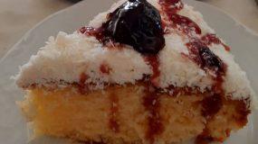 Υπέροχο κέικ ινδοκάρυδο με γλυκό του κουταλιού κεράσι από πάνω!