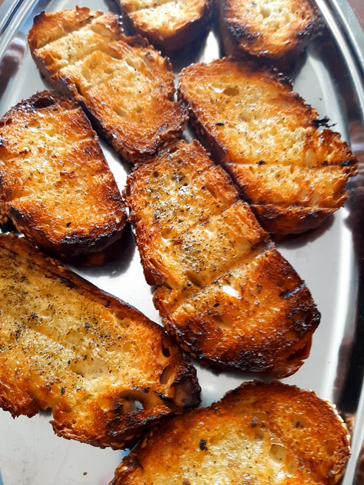 Μπρουσκέτες με τυροκαυτερή & ντοματίνια