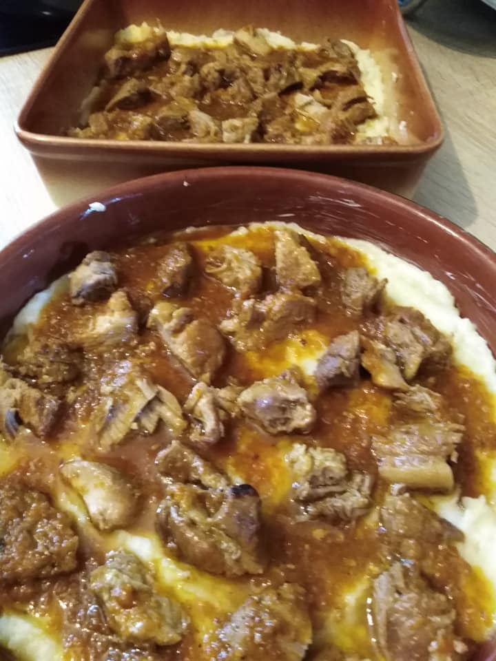 Σουφλέ με χοίρινο, πιπεριά, τυριά και πούρε που μοιάζει σαν πίτσα