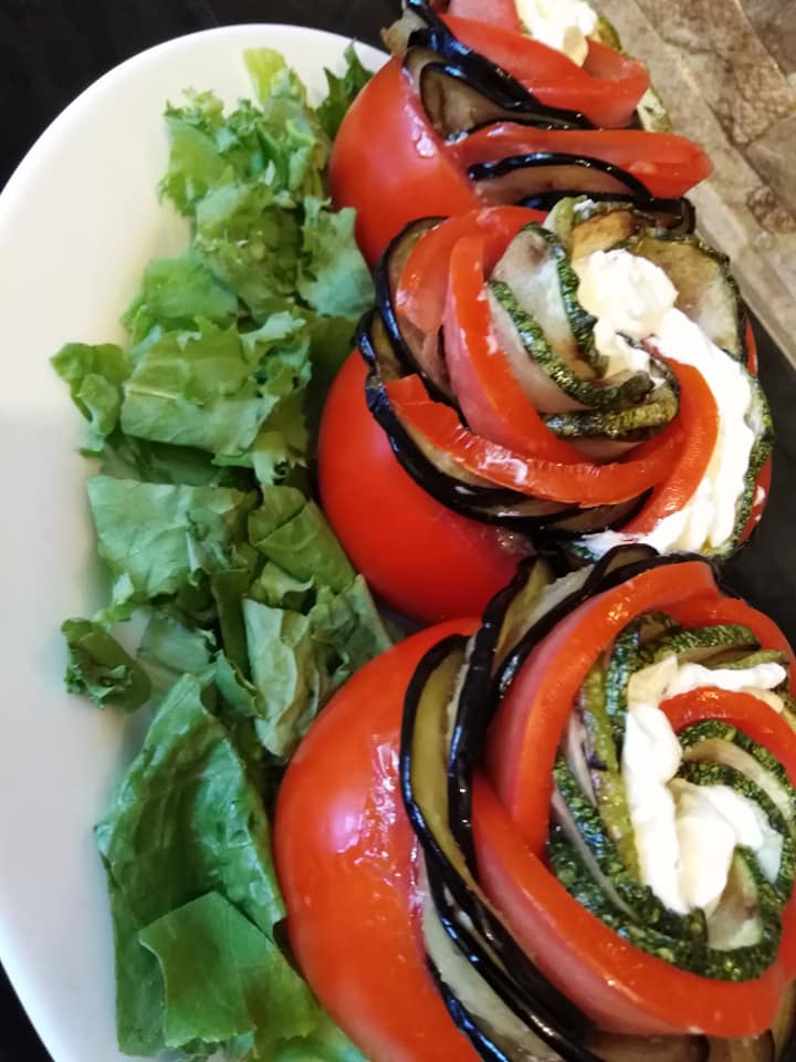 Συνταγή για τηγανίτες μελιτζάνες με κολοκυθάκια και σος με κρέμα τυριού σκέτη απόλαυση