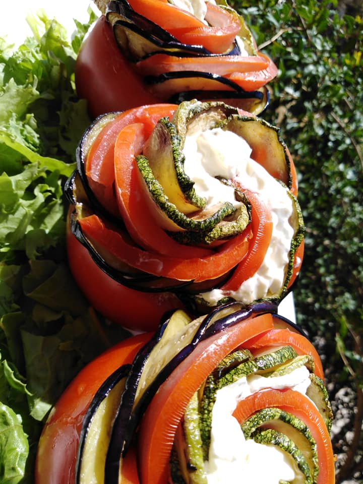 Συνταγή για τηγανίτες μελιτζάνες με κολοκυθάκια και σος με κρέμα τυριού σκέτη απόλαυση