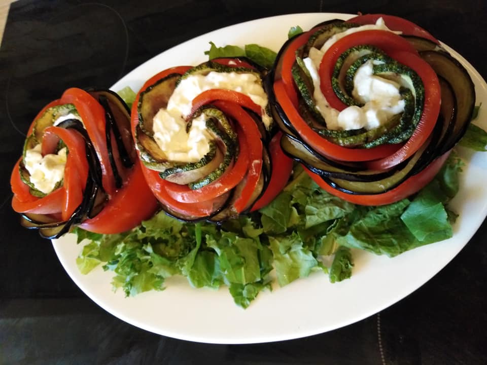 Συνταγή για τηγανίτες μελιτζάνες με κολοκυθάκια και σος με κρέμα τυριού σκέτη απόλαυση