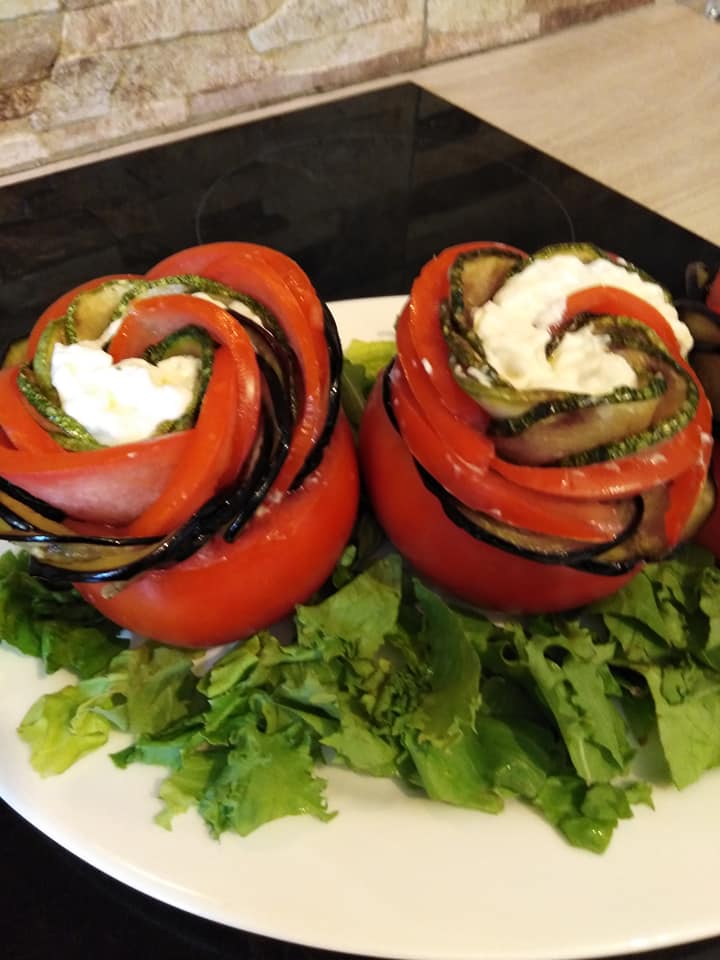 Συνταγή για τηγανίτες μελιτζάνες με κολοκυθάκια και σος με κρέμα τυριού σκέτη απόλαυση