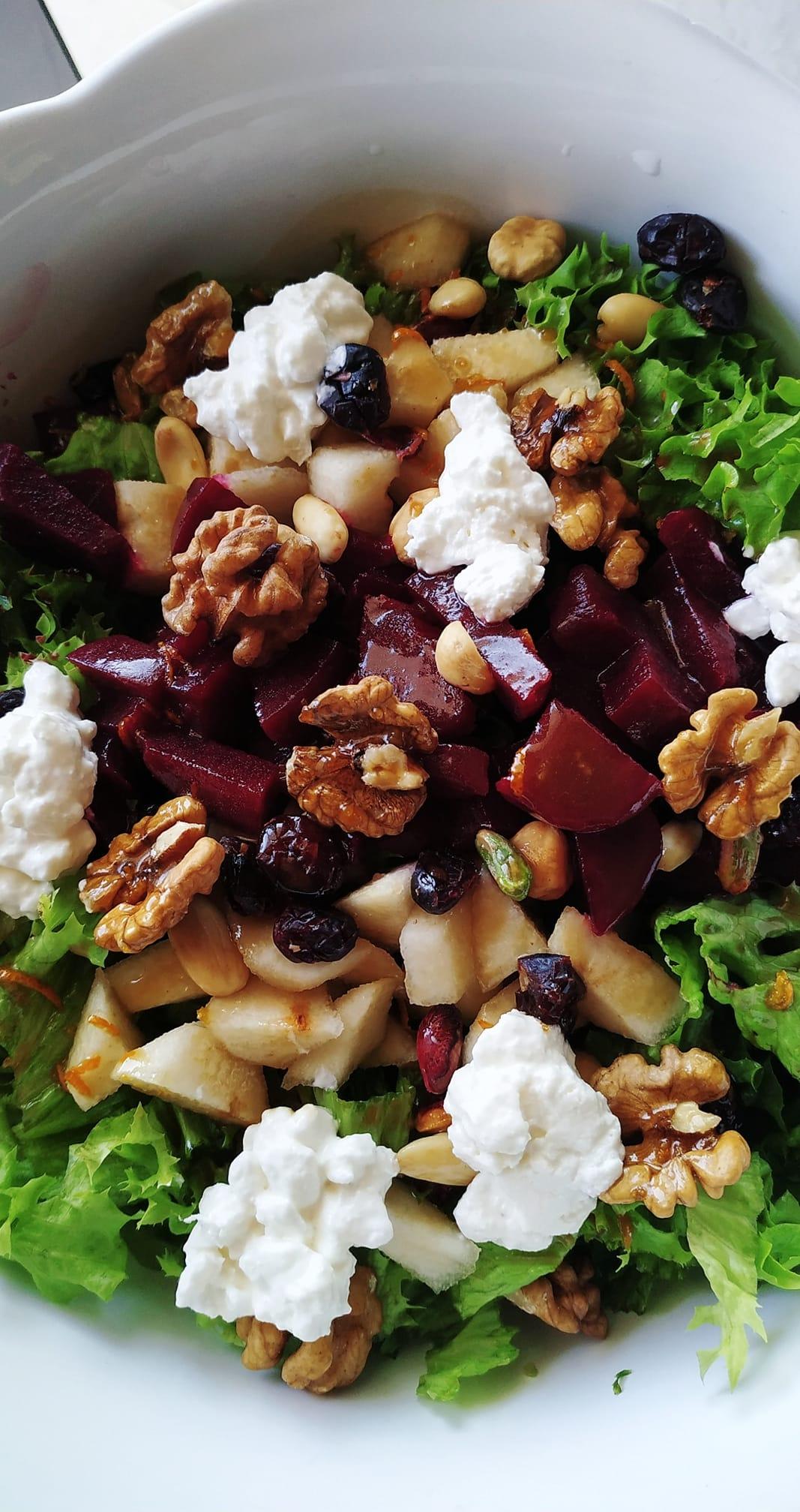 Πράσινη σαλάτα με παντζάρια, ανθότυρο ξηρούς καρπούς