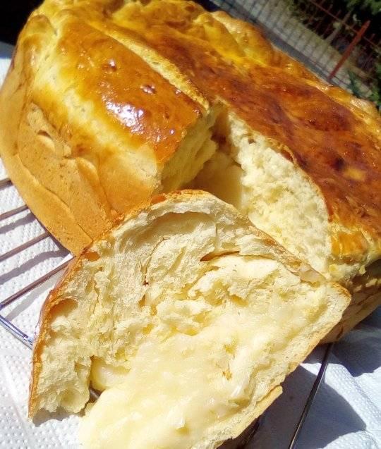 Αφράτο, γλυκό ψωμί γεμιστό με κρέμα