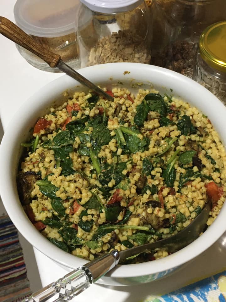 Νόστιμη & υγιεινή σαλάτα με κους κους & διάφορα λαχανικά!