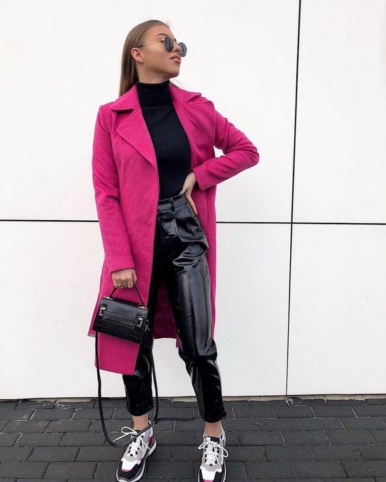 Vinyl παντελόνι μαύρο με πιέτες με φούξια παλτό και αθλητικά