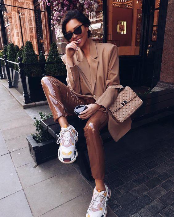 Vinyl παντελόνι καφέ με σακάκι και αθλητικά