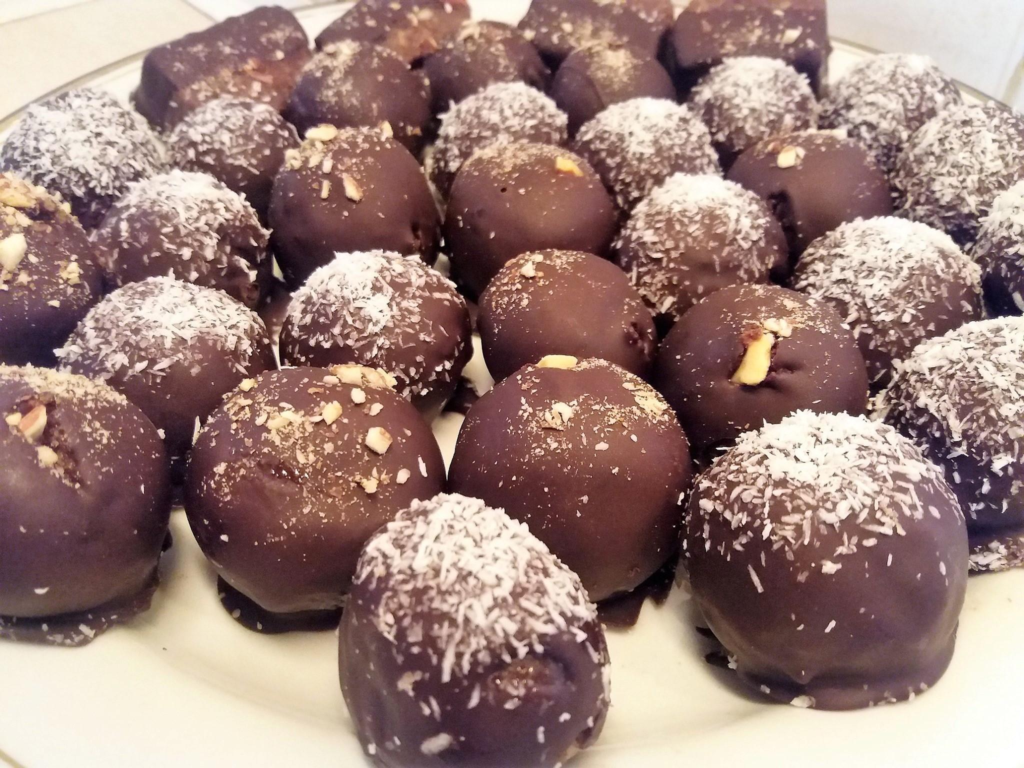 Σπιτικά σοκολατάκια γεμιστά με κέικ τριμμένο και ξηρούς καρπούς! Φανταστικά!