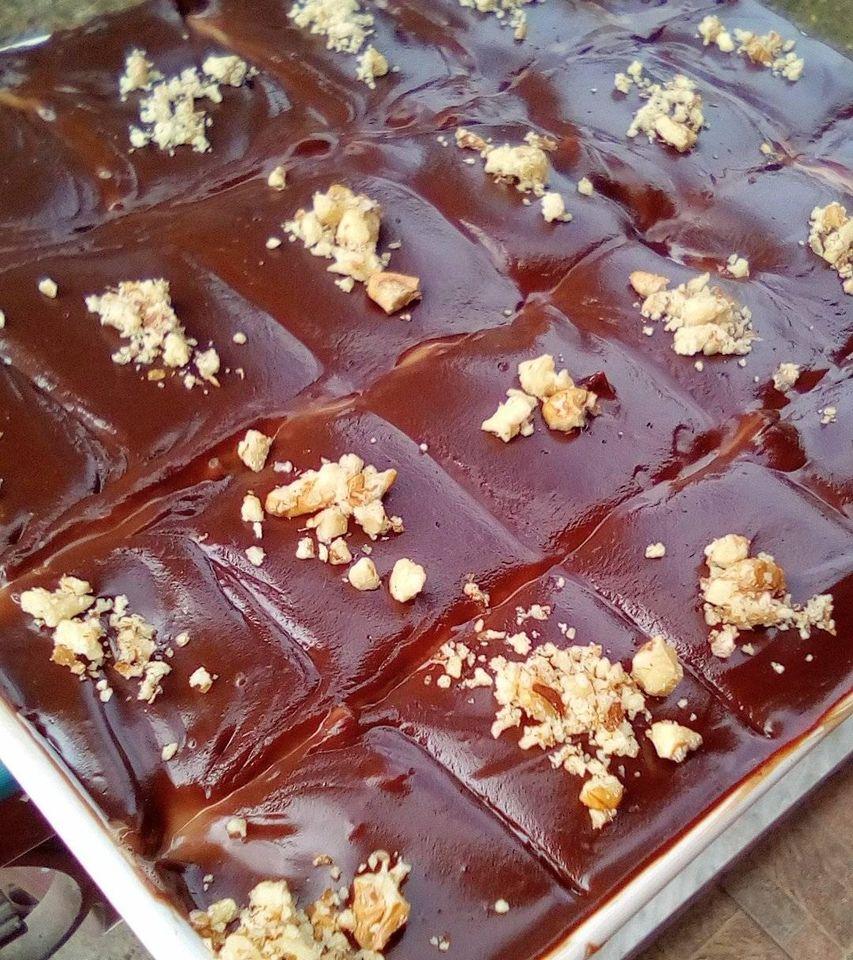 Συνταγή για μπισκοτόγλυκο μπανάνα με γλάσο σοκολάτας και καρύδια.