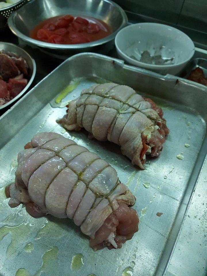 Συνταγή για ζουμερό γεμιστό κοτόπουλο μπαλοτίνα θα γλείφετε τα δάχτυλα σας