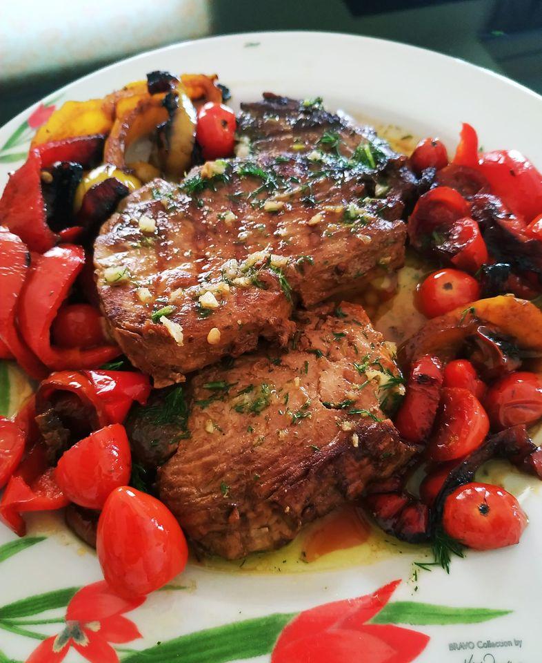 Τόνος φιλέτο με ούζο ντοματίνια και φανταστική βινεγκρέτ που απογειώνει το φαγητό.