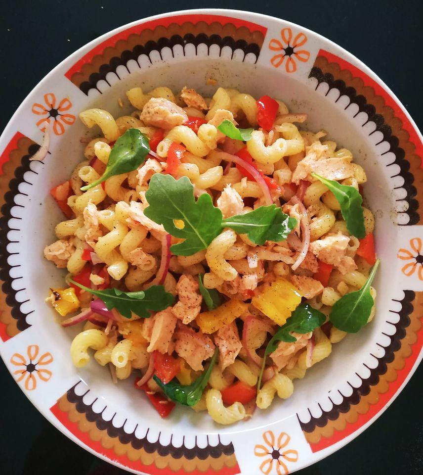 Κρύα σαλάτα ζυμαρικών με ψητές πιπεριές, φιλέτο σολομού & ρόκα! Κρύα σαλάτα ζυμαρικών με ψητές πιπεριές, φιλέτο σολομού & ρόκα!