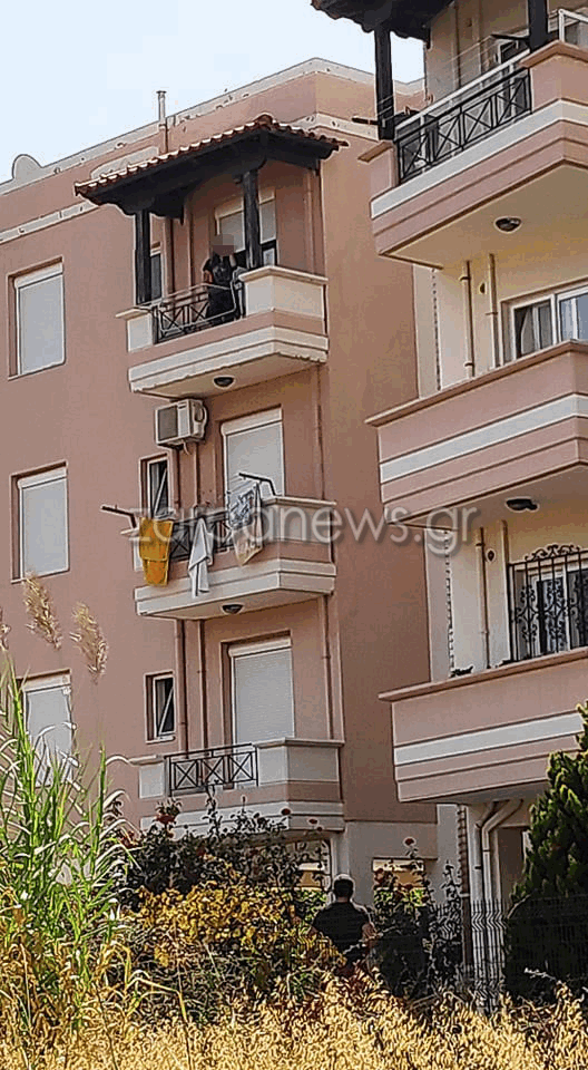 Γυναίκα απειλεί να πέσει από τον τρίτο όροφο πολυκατοικίας