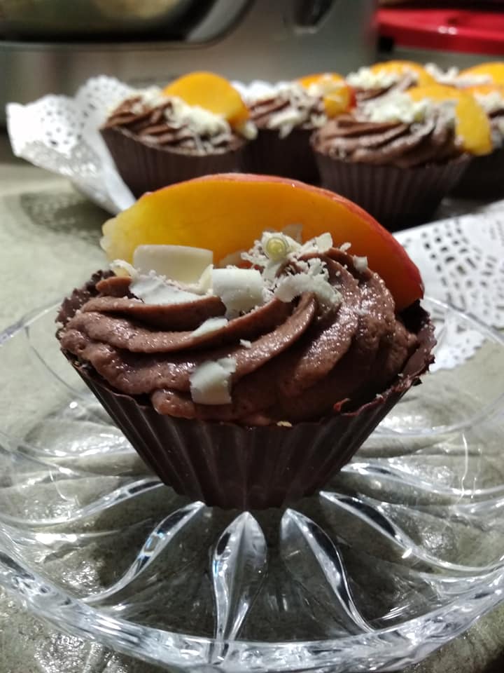 σοκολατένια ταρτάκια με πραλίνα και μπισκότα 