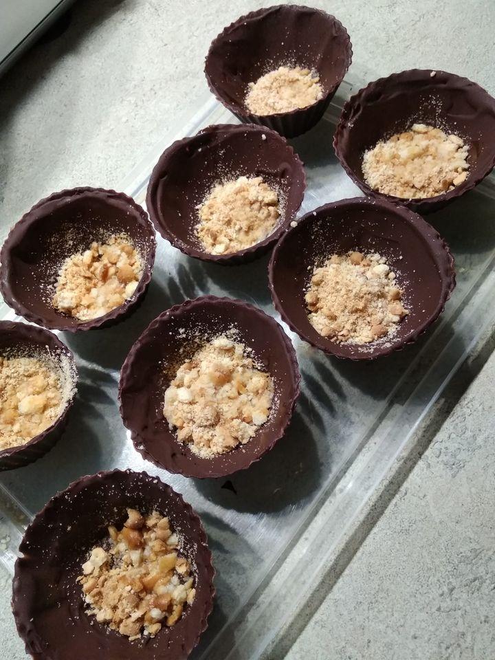 Κολασμένα ατομικά γλυκάκια με μπολ από σοκολάτα, κρέμα πραλίνας, & μπισκότα!