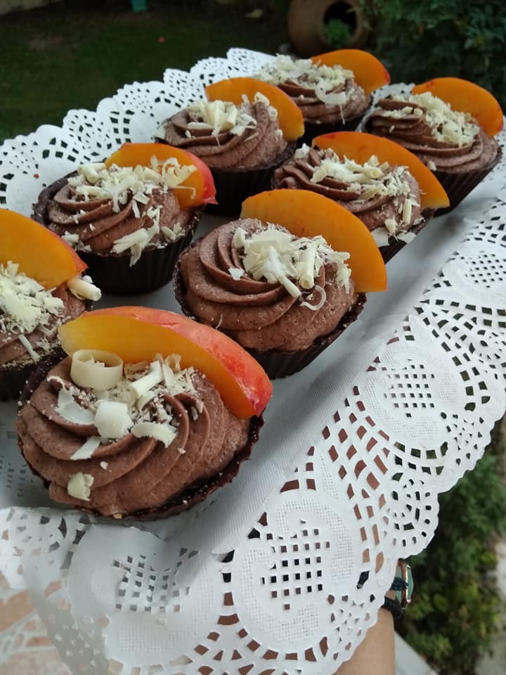 Ατομικά σοκολατένια ταρτάκια με πραλίνα και μπισκότα 