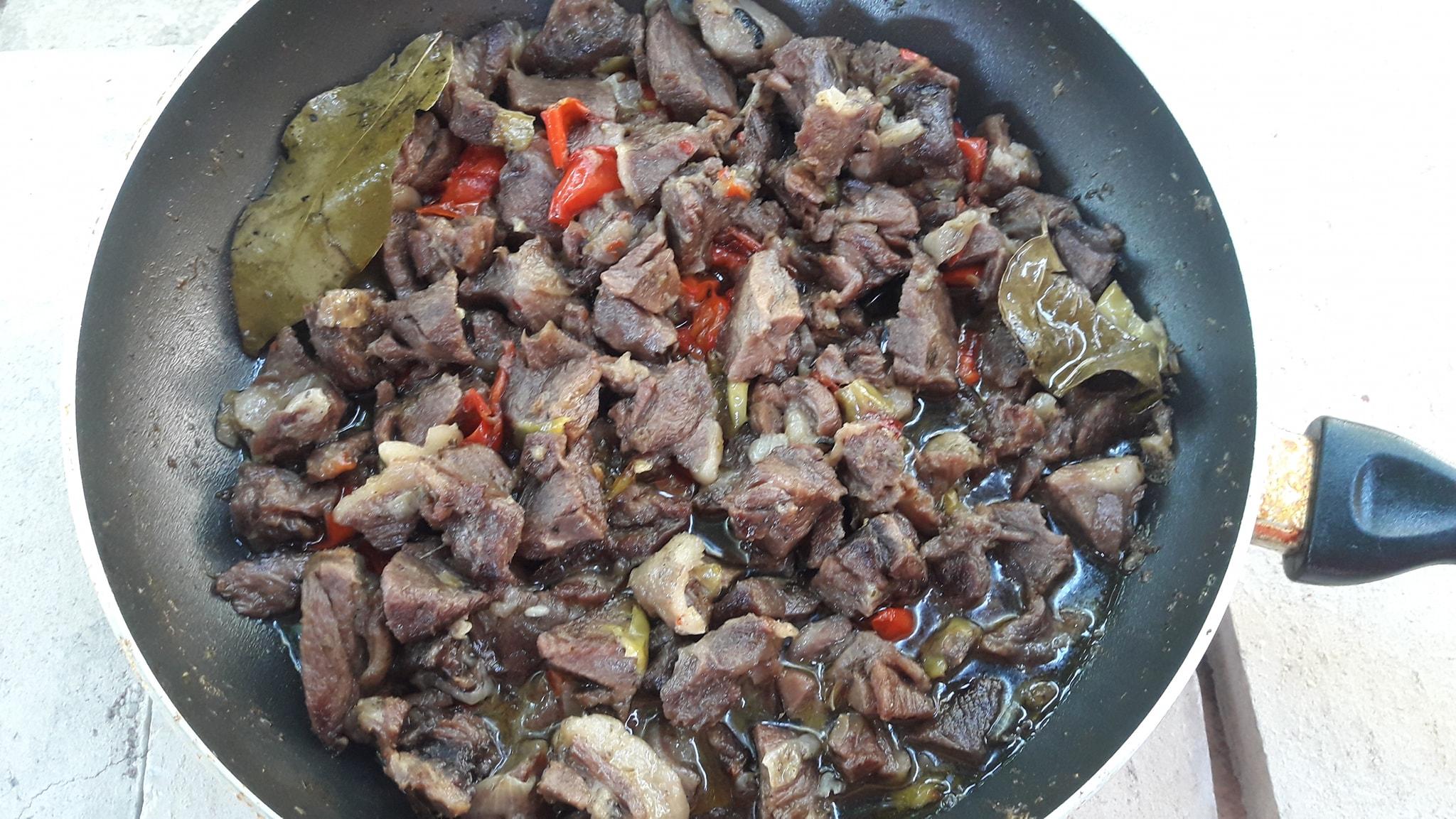 Πεντανόστιμη τηγανιά από αγριογούρουνο με πιπεριές σκέτο λουκούμι Πεντανόστιμη τηγανιά από αγριογούρουνο με πιπεριές σκέτο λουκούμι