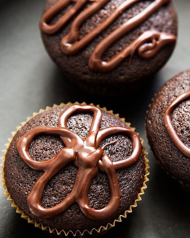 Cupcakes σοκολάτας με μπανάνα – Chocolate – Banana cupcakes με πραλίνα