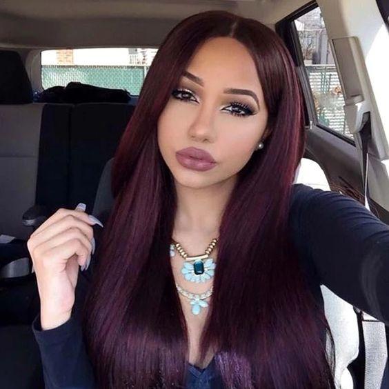 σκούρα eggplant hair σε ίσια μακριά μαλλιά 