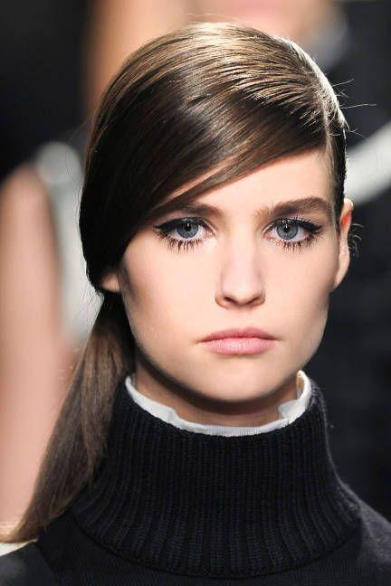 Αυστηρή χαμηλή κοτσίδα με φράντζα για την δουλειά