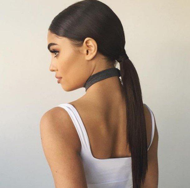 Χαμηλή ponytaile αλογοουρά για τα μαλλιά 