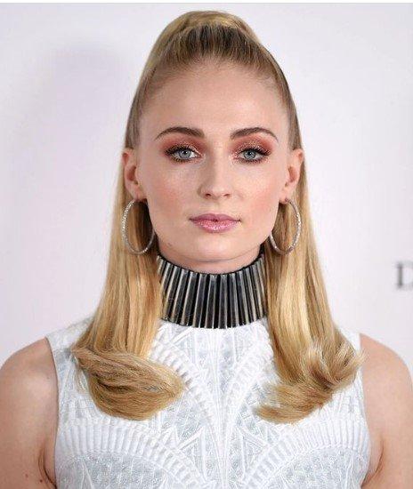 Ψηλή ponytaile αλογοουρά με κυματιστά τελειώματα για την δουλειά 