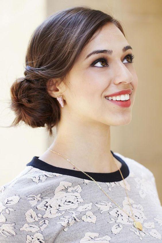 Χαμηλός επιμελώς ατημέλητος κότσος για την δουλειά 