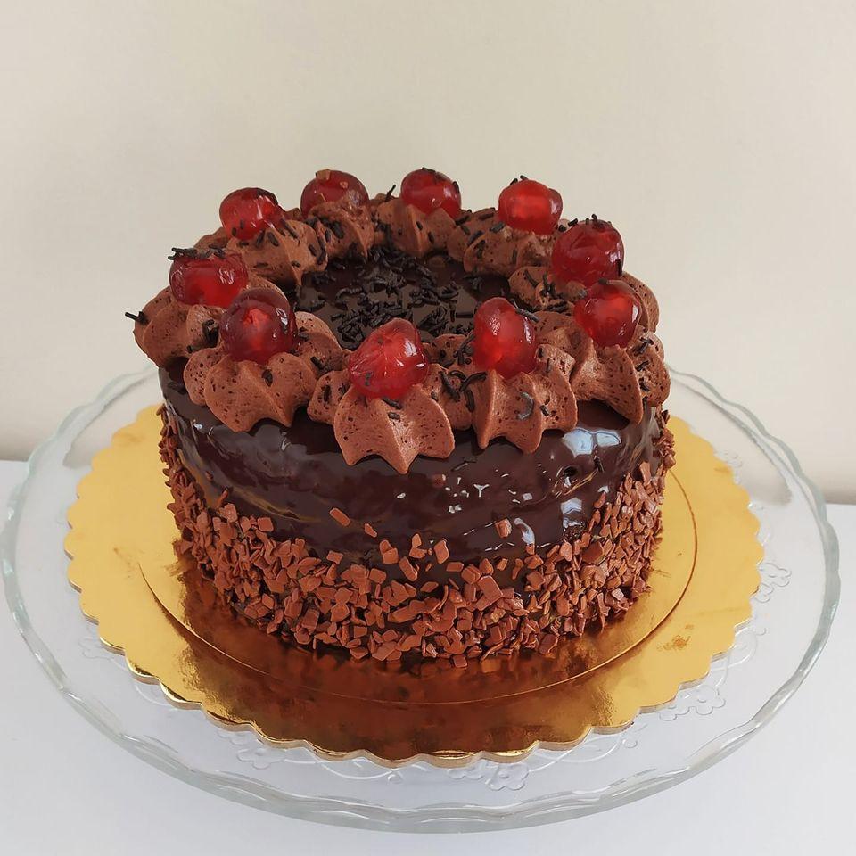 Συνταγή για κλασική τούρτα σοκολάτα όπως του ζαχαροπλαστείου με όλα τα μυστικά