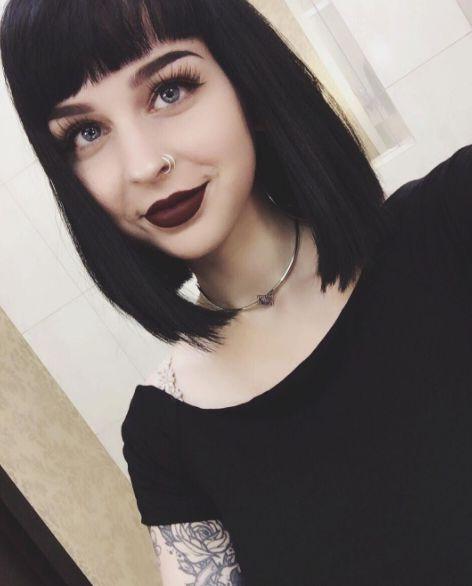 Μαύρο γυναικείο καρέ με κοντές αφέλειες Μαύρο γυναικείο καρέ με κοντές αφέλειες