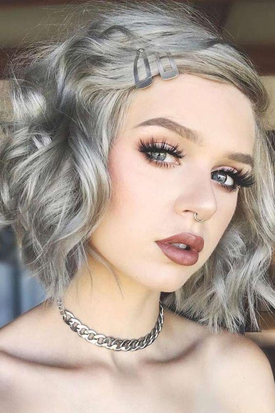 Γυναικείο ξανθό καρέ με γκρι στοιχεία Γυναικείο ξανθό καρέ με γκρι στοιχεία