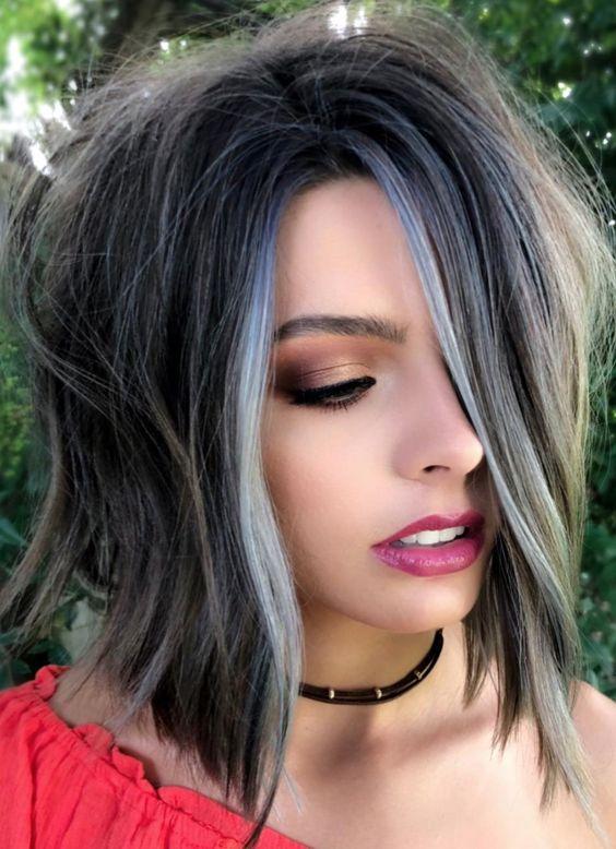 Καστανά μαλλιά με γκρι ανταύγειες Καστανά μαλλιά με γκρι ανταύγειες