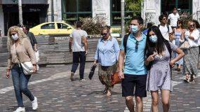 Κορονοϊός: Μάσκες παντού και κλείσιμο των πλατειών