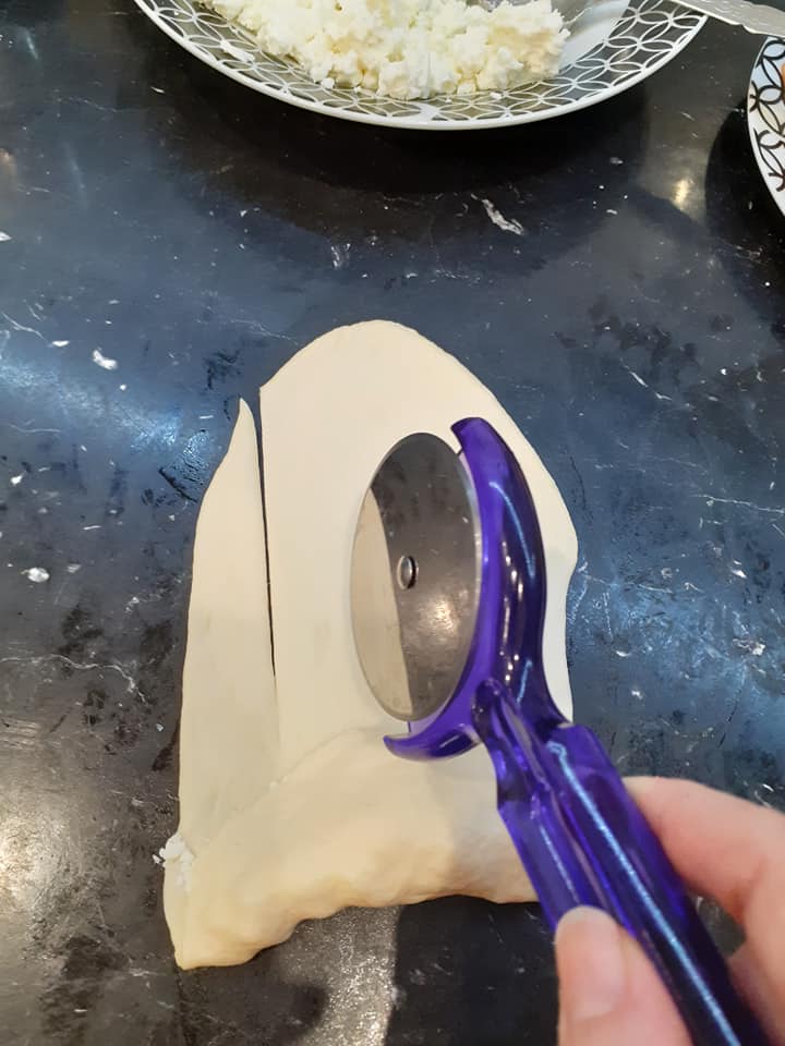 κόβουμε τη ζύμη σε λωρίδες