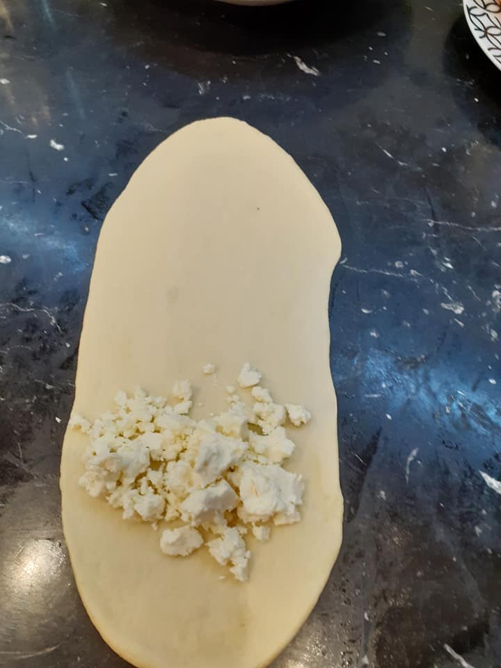 βαζουμε το τυρι στη ζύμη