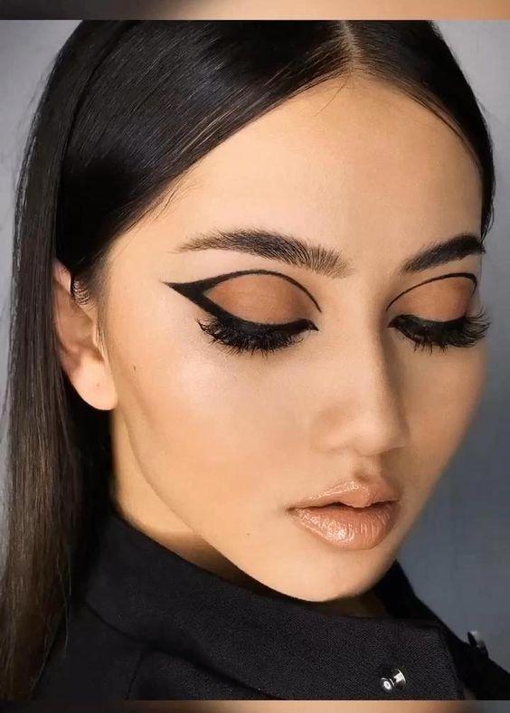 περίεργα σχέδια με το eye liner στα μάτια 