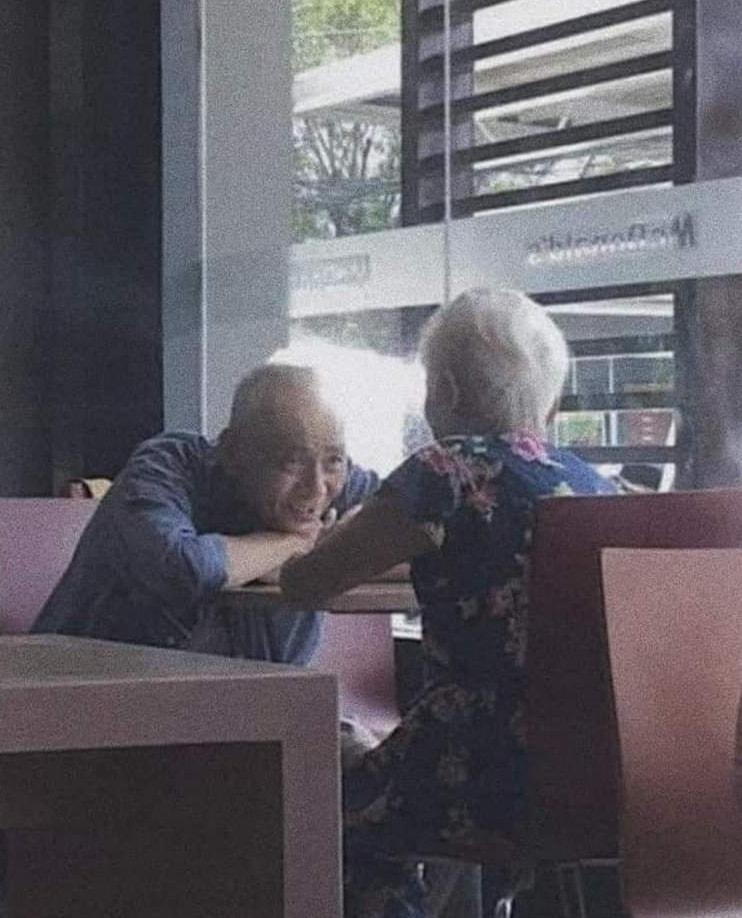 αγάπη σε ηλικιωμένο ζευγάρι 