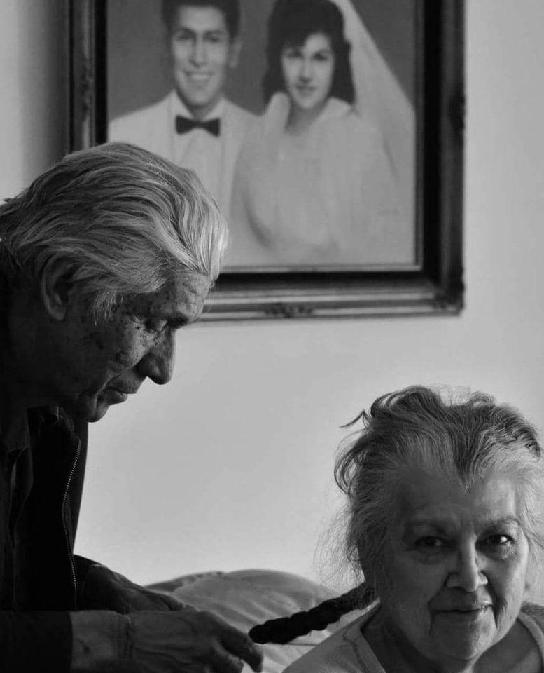 παππούς φτιάχνει τα μαλλιά της γυναίκας του