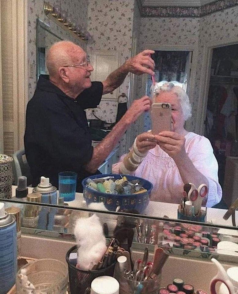 παππούς φτιάχνει τα μαλλιά της γυναίκας του